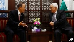 Le président palestinien Mahmoud Abbas, à droite, rencontre le Secrétaire général des Nations Unies Ban Ki-moon, dans la ville de la banque de l'ouest de Ramallah 21 octobre 2015. (AP photo)