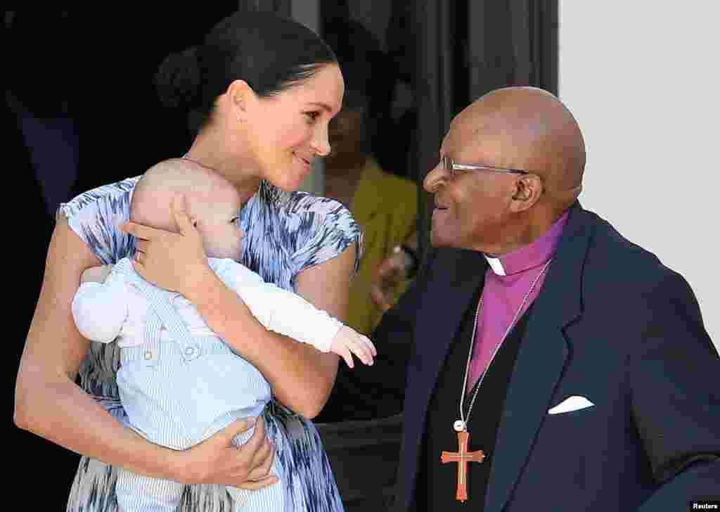 Britaniya şahzadəsi Harri, həyat yoldaşı Meqan və oğulları Arçi Keyp-Taunda arxiyepiskop Desmond Tutu ilə görüşürlər 