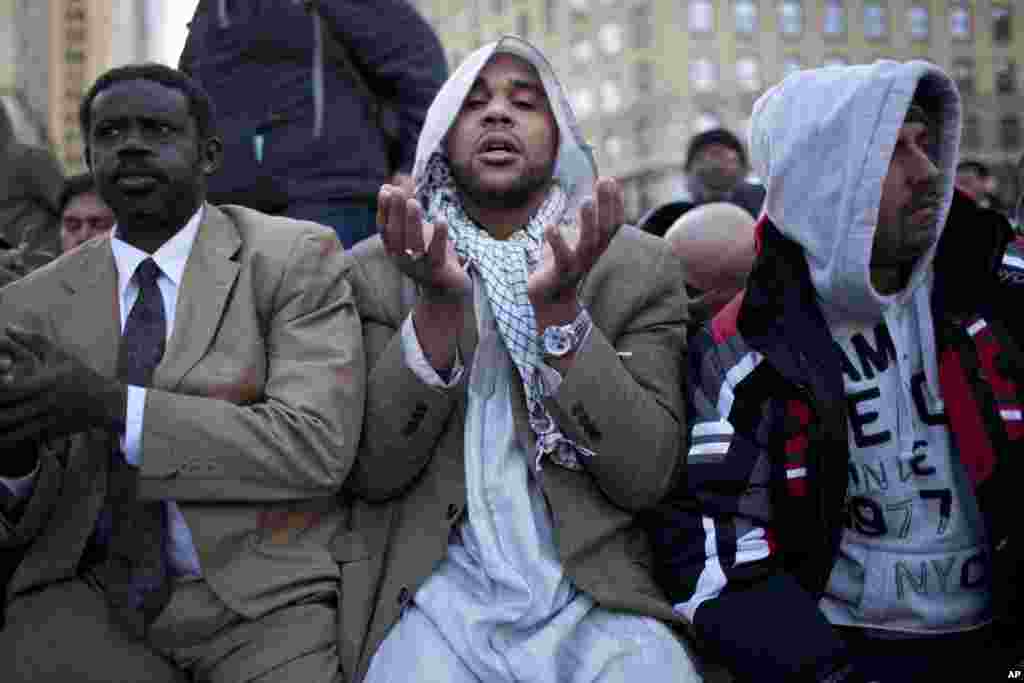 Dawud Walid, executive director of the Michigan Chapter of Council on American-Islamic Relations prays in Foley Square in New York, November 18, 2011. Walid is protesting against the reportedly heavy-handedness of New York Police Department (NYPD) and Cen