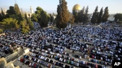Muslim worshippers pray during the first day of Eid al-Fitr, which marks the end of the Muslim fasting month of Ramadan, at the Al Aqsa Mosque Compound in Jerusalem's Old City, July 28, 2014.