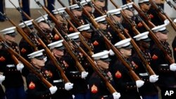 Des unités militaires défilent lors de l'investiture du président Donald Trump à Washington. Vendredi 20 janvier 2017 (AP)