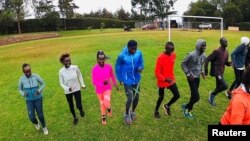 Atlet pengungsi dari Sudan Selatan saat berlatih di pusat pelatihan di Ngong, pinggiran Nairobi, Kenya, untuk persiapan bertanding di Olimpiade Tokyo, 7 Juni 2021. (REUTERS/Jackson Njehia)