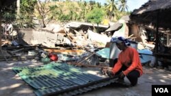 Khaerudin, warga Lombok Utara mengambil sisa bahan bangunan yang masih bisa dipakai dari reruntuhan gempa di Lombok. (Foto ilustrasi: Nurhadi/VOA).