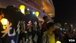 參與”9-13太平山香港之路”人鏈的市民，展示反送中運動的標語。(美國之音 湯惠芸拍攝)