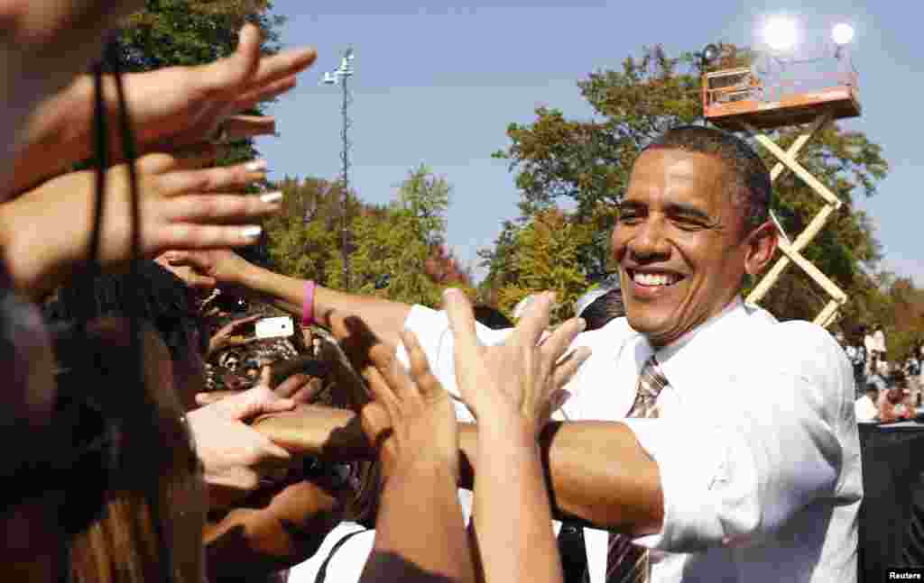 U.S. President Barack Obama greets supporters during a campaign rally in Richmond, Virginia, October 25, 2012. 