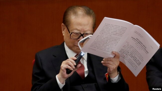 前中共总书记江泽民在中共十九大上阅读习近平的报告。（2017年10月18日）.
