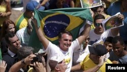 El congresista Jair Bolsonaro con una bandera brasileña durante una protesta contra la entonces presidente Dilma Rousseff, en Brasilia, Brasil. 
