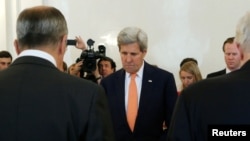 Russian Foreign Minister Sergei Lavrov (L) and U.S. Secretary of State John Kerry (C) observe a moment of silence for the attack victims of Nice during a meeting in Moscow, Russia, July 15, 2016.