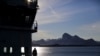 2017年7月29日，在穿越加拿大北极群岛的西北航道后，工作人员站在芬兰破冰船MSV Nordica上，抵达格陵兰岛。