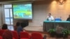 Kepala Badan POM Surabaya memberikan materi pengantar hoaks obat dan makanan pada seminar berbasis web di kampus UKWMS (Foto:VOA/ Petrus Riski).