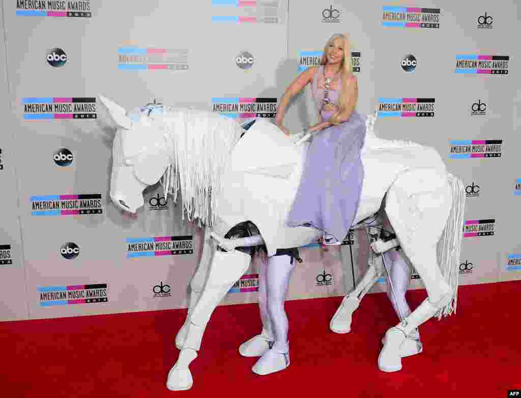 Lady Gaga arrives for the 2013 American Music Awards at the Nokia Theater L.A. Live in downtown Los Angeles, California, Nov. 24, 2013. 