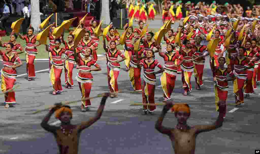 رقصنده&zwnj;های سنتی در حال اجرای رقص به مناسبت سالروز استقلال سریلانکا در کلمبو
