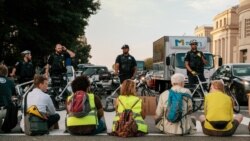 VOA: Activistas climáticos bloquean calles de Washington