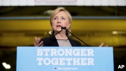 Ứng cử viên tổng thống của đảng Dân chủ Hillary Clinton đọc bài diễn văn về kinh tế sau khi đến thăm nhà máy Futuramic Tool & Engineering ở Warren, Michigan, ngày 11 tháng 8 năm 2016. 