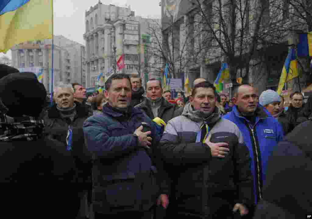 Ukrainians sing the national anthem during a Pro-European Union rally in Independence Square, Kyiv, Ukraine, Dec. 15, 2013.&nbsp;