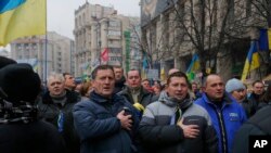 15일 우크라이나 키예프에서 대규모 반정부 시위가 열린 가운데, 참가자들이 우크라이나 국가를 합창하고 있다.