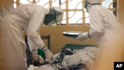 肯特布蘭特利醫生在利比里亞治療伊波拉患者。