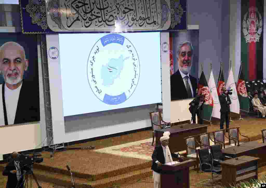 جرگۀ مشورتی صلح زیر تدابیر امنیتی شدید با حضور رئیس‌جمهور، شماری از سران جهادی و برخی سیاستمداران و نمایدندگان مردم امروز دوشنبه (نهم ماه ثور) برگزارشد 
