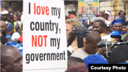 Des manifestants se sont réunis pour protester contre le président sud-africain Jacob Zuma à Johannesburg, en Afrique du sud, le 7 avril 2017.