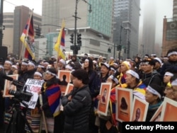 參與在中國駐紐約總領館前抗議的藏人(由自由西藏學聯提供)