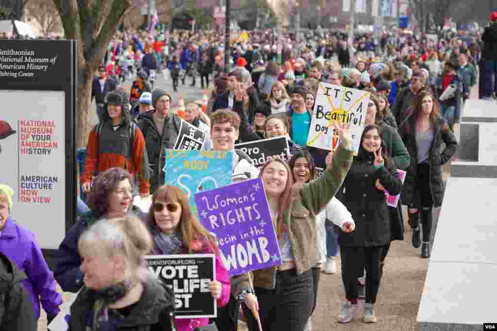 Las personas que participan en esta marcha están en contra de las medidas que promueven el aborto.