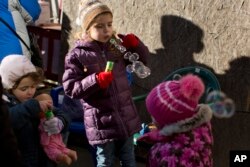 Anak-anak Ukraina yang keluarganya mengungsi dari wilayah konflik di Donetsk, Ukraina timur. tampak bermain di kamp pengungsi di Kyiv (foto: dok).