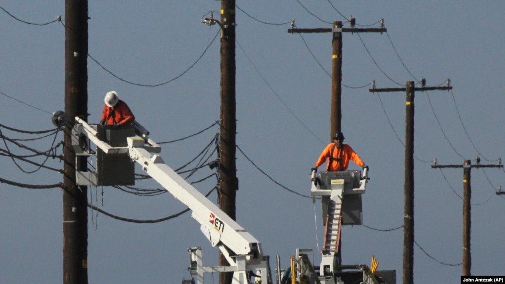  资料照片：美国加州工人正在维修野外输电线（2018年11月25日）(photo:VOA)