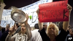 Protestas con cacerolas y letreros que se repitieron en diversas ciudades de la Argentina, en contra de la presidenta Cristina Fernández de Kirshner.