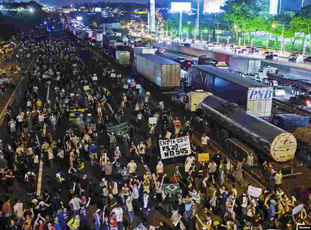 Demonstrators take over one side of the Rodovia Dutra, one of the country's main highways, during a protest in Sao Jose dos Campos, Brazil, June 20, 2013. 