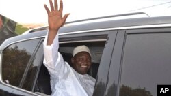 Le président gambien Adama Barrow salue ses partisans lors des élections parlementaires à Banjul, en Gambie, jeudi 6 avril 2017.
