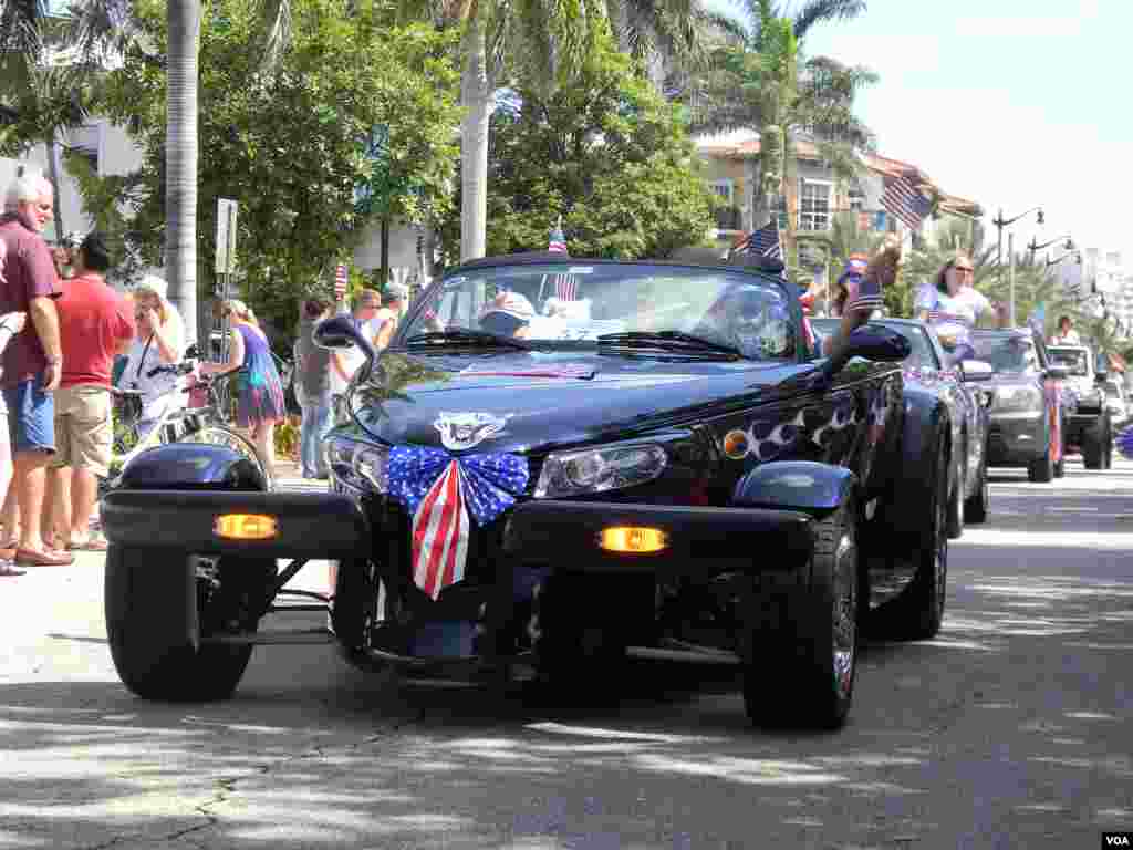 Cuatro ruedas para impresionar en el desfile del 4 de julio en&nbsp;Lauderdale by the Sea, Florida.
