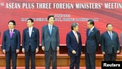 日本外相岸田文雄(左二）與中國外長王毅（右二）8月9日在東盟峰會上。