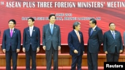 中國外長王毅(右二）和日本外務大臣岸田文雄（左二）出席東盟地區論壇。