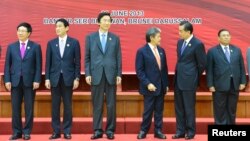지난해 6월 브루나이에서 열린 아세안 플러스 3개국 외무장관 회의에서 윤병세 한국 외교부 장관(왼쪽 세번째)과 기시다 후미오(왼쪽 두번째) 일본 외무상이 나란히 서 있다. 