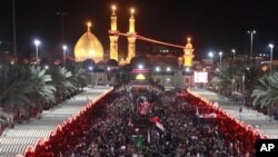 Para peziarah muslim Syiah berkumpul di depan kuil suci Imam Abbas menandai Festival Muslim Arbaeen di Karbala, 50 mil (sekitar 80 kilometer) sebelah selatan Baghdad, Iraq, Rabu (2/1).