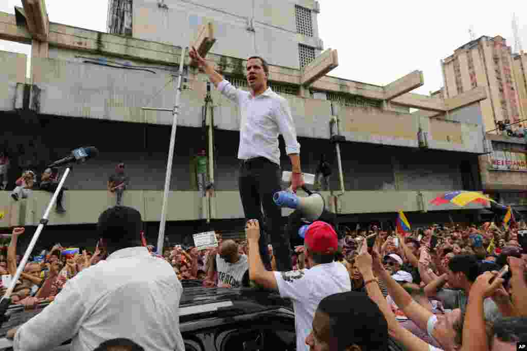 خوان گوایدو رئیس جمهوری موقت ونزوئلا در جمع مردم معترض در شهر ساحلی&nbsp;ماراکای در غرب پایتخت. امروز وزیر خارجه کابینه نیکلاس مادورو که هنوز قدرت را رها نکرده، از سوی آمریکا تحریم شد.&nbsp;
