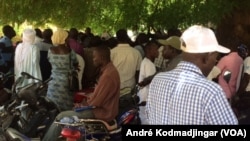 Les enseignants attendent à l'école du centre de N'Djamena, Tchad, 20 août 2018. (VOa/ André Kodmadjingar)