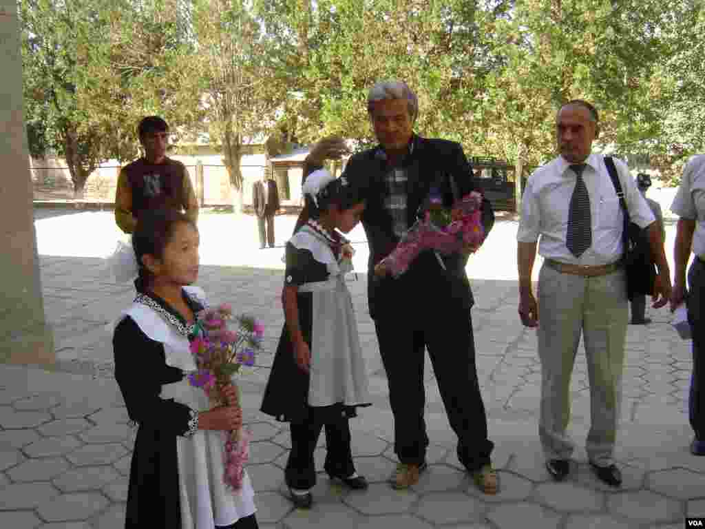 O'quvchilar sevimli shoirlarining har so'zini diqqat bilan tinglashadi