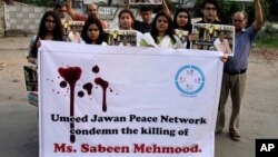 巴基斯坦民眾抗議著女權活動家馬赫穆德被殺