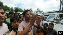 Cox's Bazar ရှိ Nayapara ဒုက္ခသည်စခန်းတွင် သတင်းထောက်များကို ရှင်းလင်းပြောဆိုနေသည့် ဒုက္ခသည် များ။ သြဂုတ် ၂၂၊ ၂၀၁၉။