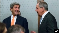 Le secrétaire américain John Kerry, à gauche, et le ministère russe des Affaires étrangères Sergey Lavrov discutent lors d'un conférence de presse à Moscou, Russie, 15 juillet 2016.