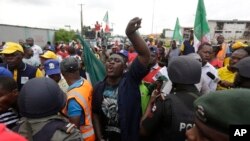 Des membres d’un syndicat du secteur pétrolier manifestent à Lagos, au Nigéria, mercredi 18 mai 2016.