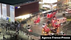 حضور گسترده نیروهای امداد و آتش‌نشانی بیرون ایستگاه مترو کوکوریو در غرب توکیو (یکشنبه ۹ آبان)