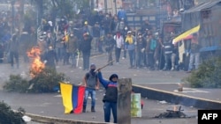 Para pengunjuk rasa bentrok dengan polisi anti huru-hara di Quito, Ibu Kota Ekuador, 8 Oktober 2019.