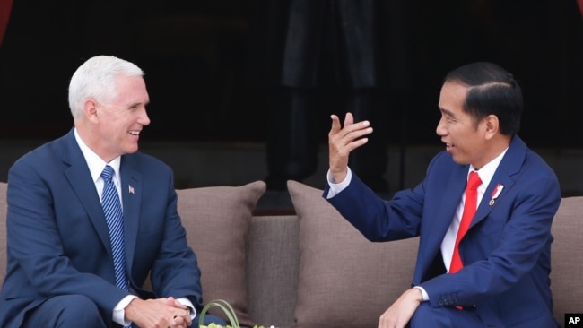 El vicepresidente de EE.UU., Mike Pence (izquierda) se reunió con el presidente de Indonesia, Joko Widodo, en el palacio presidencial en Yakarta, Indonesia, el jueves, 20 de abril de 2017.