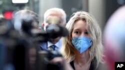 Foto Achiv: Elizabeth Holmes, fondatris ak pdg Theranos, rive nan tribinal federal vil San Jose, eta Kalifoni, 31 Out, 2021.