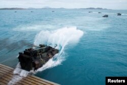 Kendaraan amfibi serbu Marinir AS., meluncur dari kapal pengangkut amfibi USS Green Bay, saat berlangsungnya latihan militer Talisman Sabre 2019, di lepas pantai dekat Bowen, Australia, 22 Juli 2019. (Courtesy Anaid Banuelos Rodriguez/U.S. Navy/Handout via REUTERS)