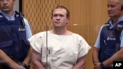 Yeni Zelanda'da iki ayrı camiye silahlı saldırı düzenleyerek 51 kişiyi öldüren saldırgan Brenton Tarrant, hakim karşısında. 