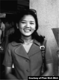 អ្នកស្រី Phan Binh Minh ដែល​បានធ្វើការឱ្យ​ទីភ្នាក់ងារ​ព័ត៌មាន​វៀតណាម​នៅ​វៀតណាម​ខាងត្បូង ​បាន​ឆ្លងកាត់​ការ​ដួលរលំ​នៃ​រដ្ឋាភិបាល​ក្រុង​ព្រៃនគរ។ រូបថតនេះ ថត​នៅ​ឆ្នាំ១៩៧៤។