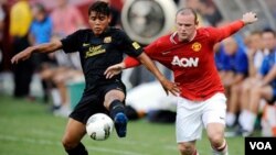 Wayne Rooney (desno), Manchester United, i Jonathan dos Santos, FC Barcelona, World Football Challenge 2011 (Landover, Maryland)